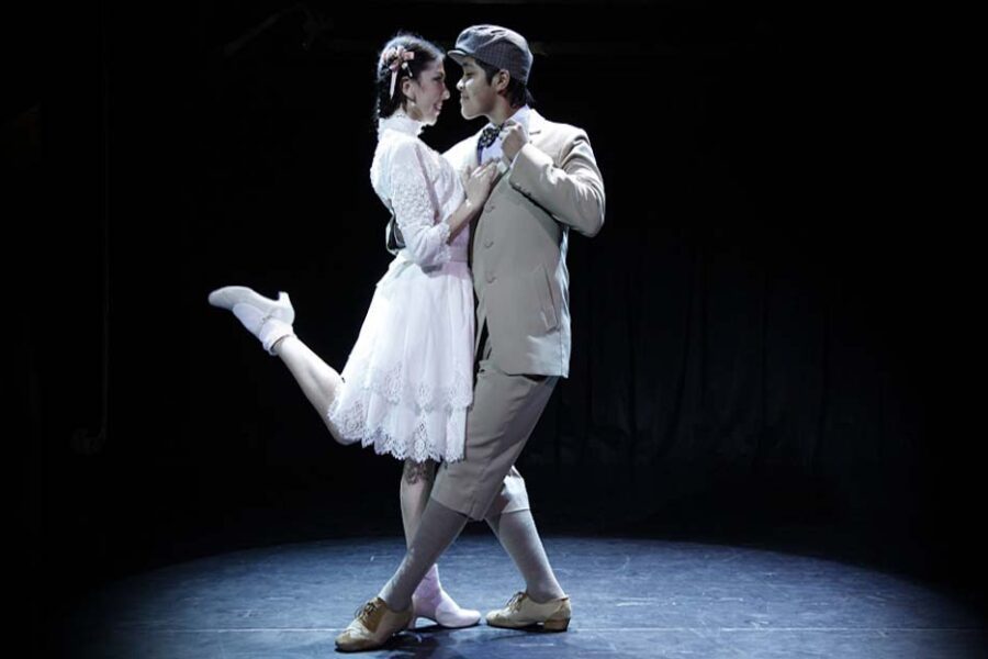 Couple dansant le tango sur scène à Buenos Aires, spectacle traditionnel argentin en costumes