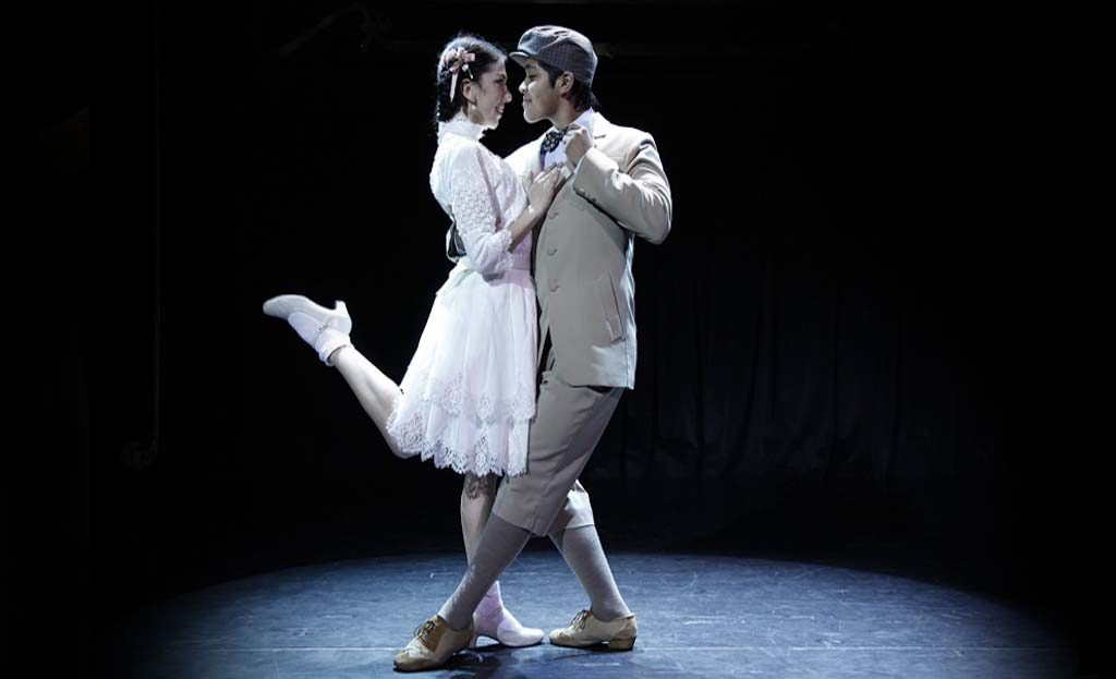 Couple dansant le tango sur scène à Buenos Aires, spectacle traditionnel argentin en costumes