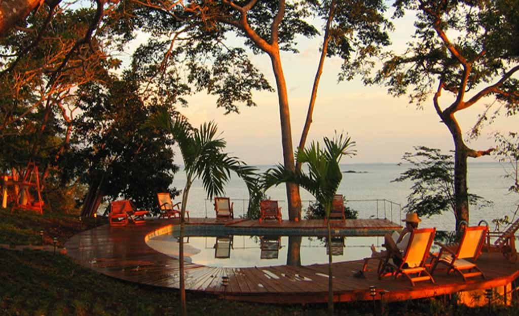 Piscine à débordement en bois avec transats face à la mer, île de Boca Brava, Panama