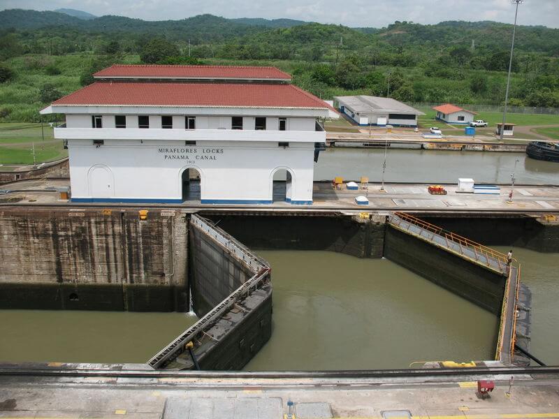 Bâtiment de contrôle et vannes des écluses de Miraflores sur le canal de Panama, sans cargo visible