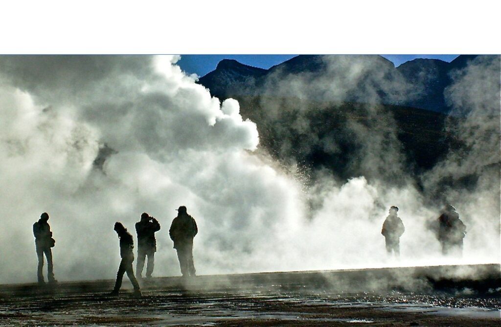 Touristes observant les fumerolles des geysers du Tatio près de San Pedro de Atacama, Chili