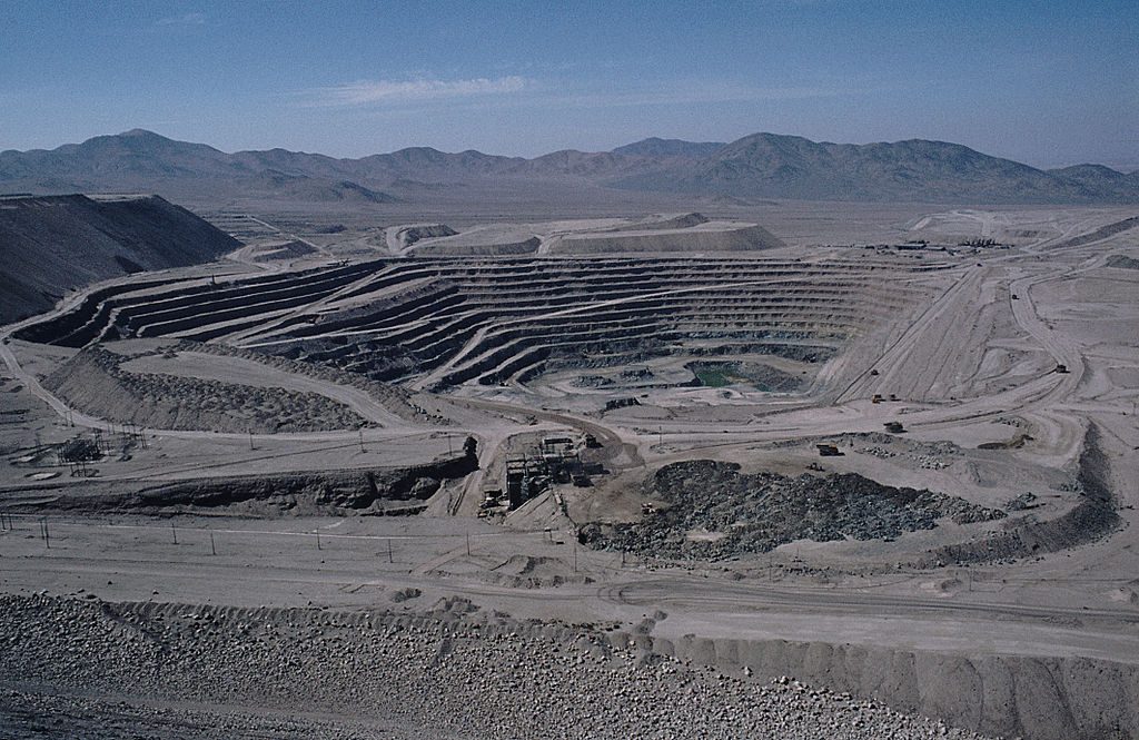 Vue aérienne d'une mine à ciel ouvert en terrasses près de Calama, désert chilien