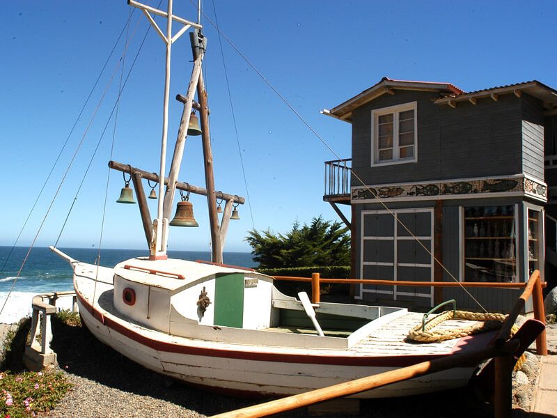 Bateau en bois et cloches devant la maison de Pablo Neruda à Isla Negra, Chili
