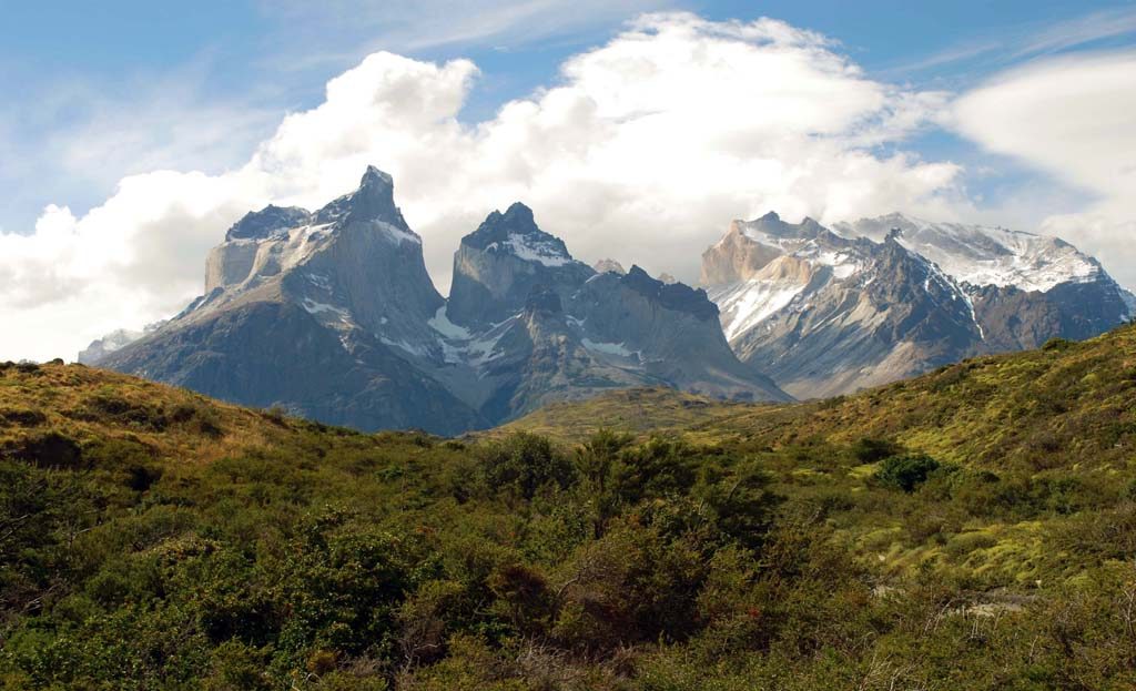 Sommets de granite du parc Torres del Paine dominant une vallée végétalisée au Chili