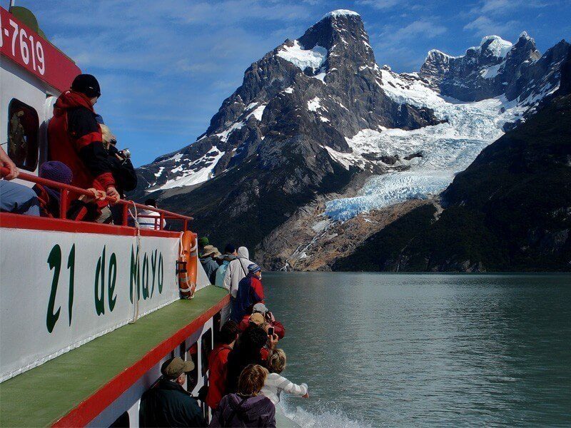 Navigation en bateau vers les glaciers Balmaceda et Serrano près de Puerto Natales
