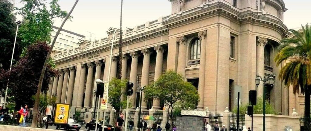 Bâtiment historique à colonnes de l'Archivo Nacional dans une rue de Santiago, Chili