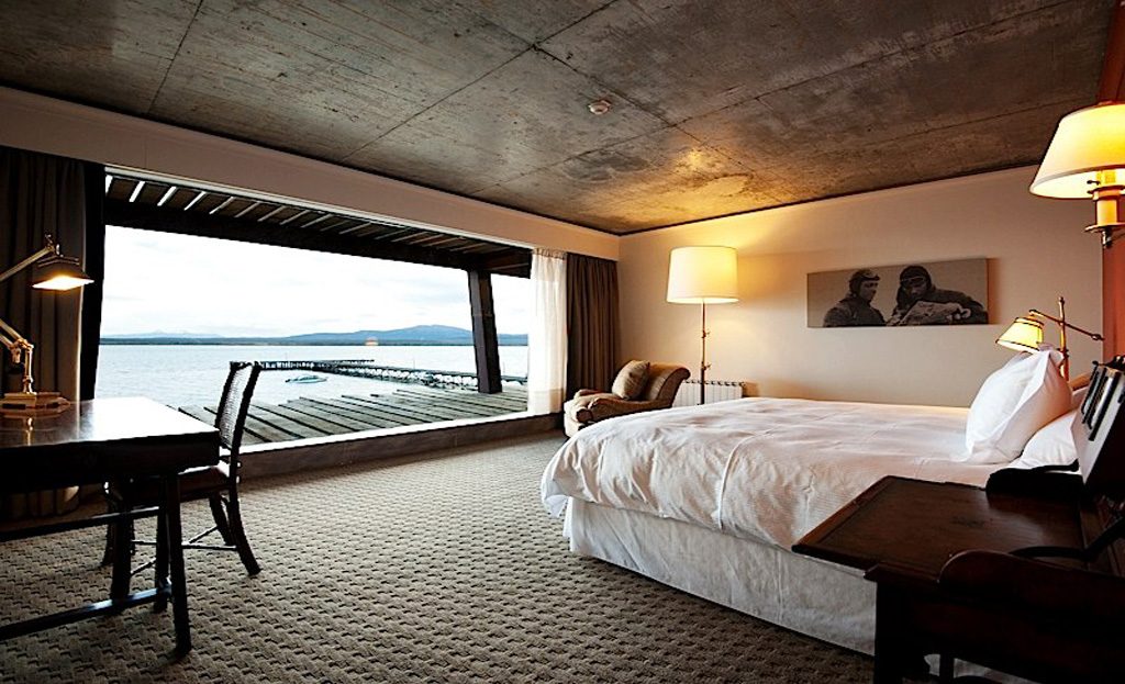 Chambre d'hôtel avec lit double et vue sur un lac en Patagonie chilienne