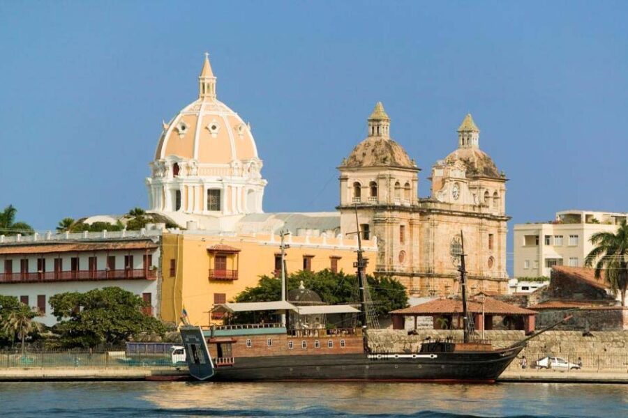 Bateau amarré devant les dômes et clochers coloniaux de Carthagène, Colombie