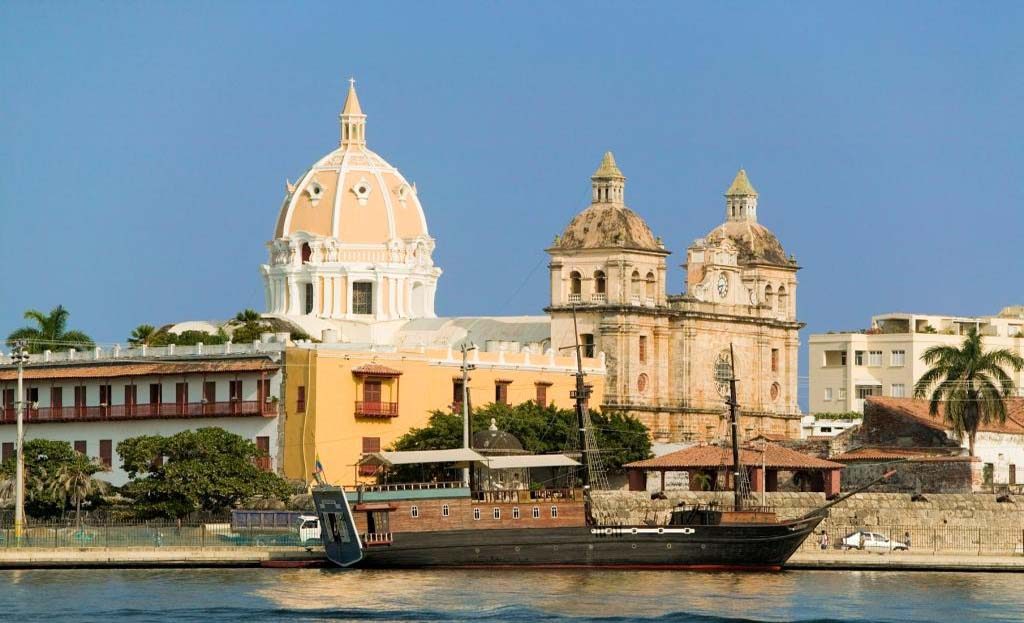 Bateau amarré devant les dômes et clochers coloniaux de Carthagène, Colombie