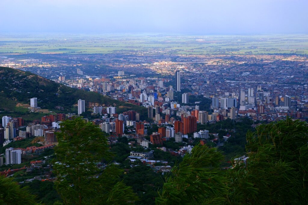 Vue aérienne de Cali depuis une colline, immeubles et vallée verdoyante à l'horizon, Colombie