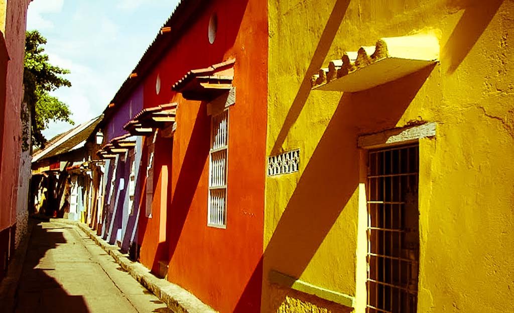 Ruelle pavée bordée de façades colorées aux fenêtres grillagées, quartier historique de Carthagène des Indes, Colombie