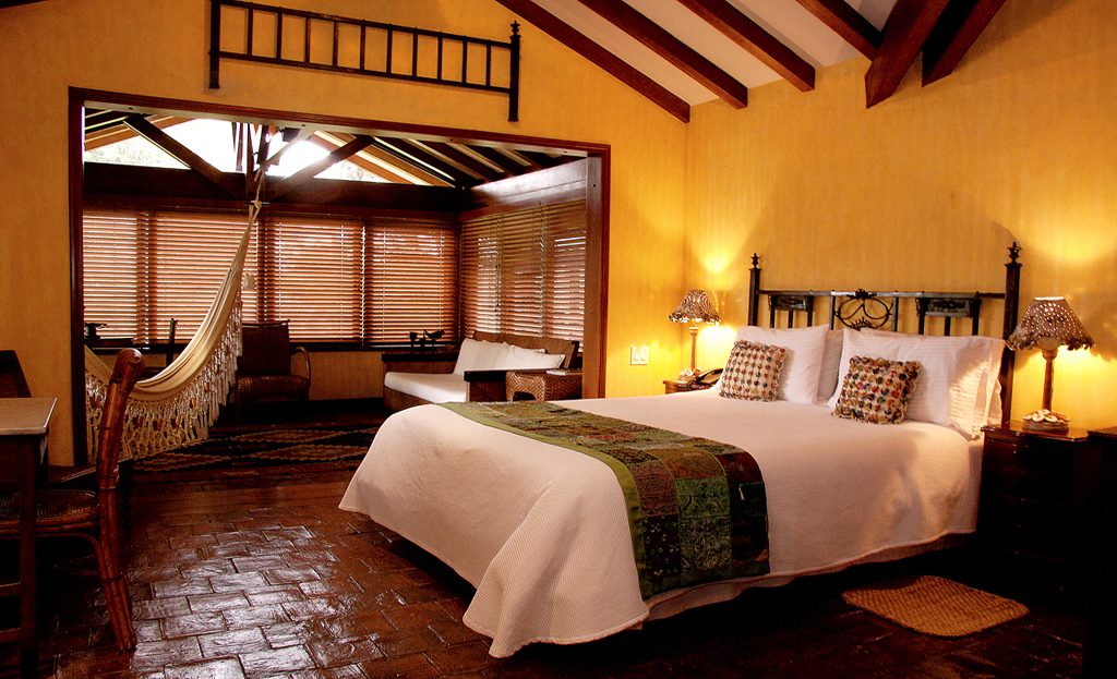 Chambre d'hôtel avec lit double, hamac et mobilier en bois, région du Café, Colombie
