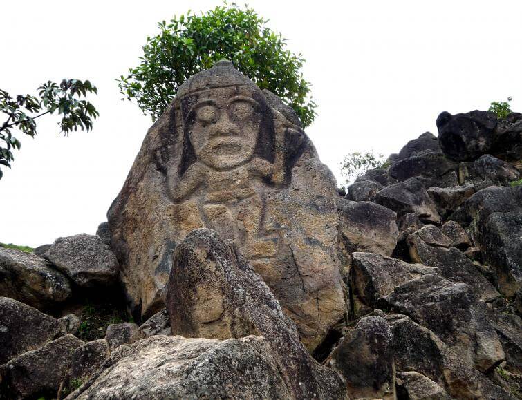 Visage sculpté sur un gros rocher précolombien au parc archéologique de San Agustin, Colombie