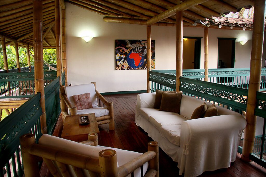 Véranda en bambou avec canapés blancs et mobilier en bambou, hacienda région du café, Colombie