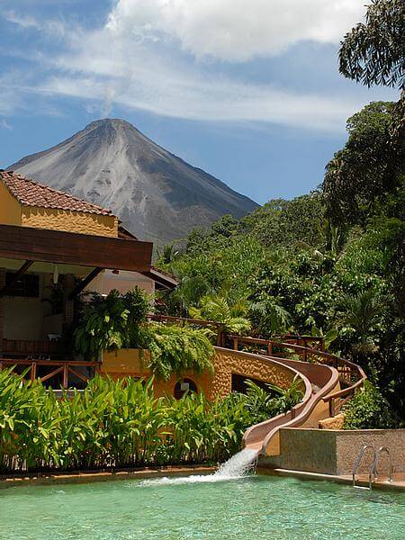 Toboggan aquatique et piscine d'un complexe hôtelier avec vue sur le volcan Arenal, Costa Rica