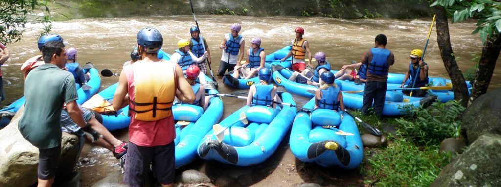 Groupe préparant une descente en rafting sur une rivière au Costa Rica