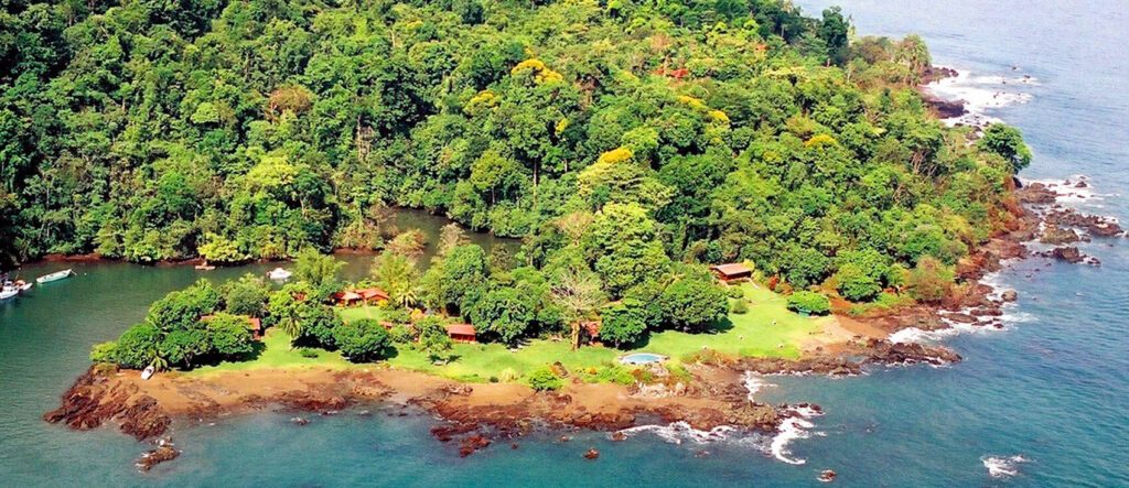 Vue aérienne d'une lodge côtière entourée de forêt tropicale, péninsule d'Osa, Costa Rica