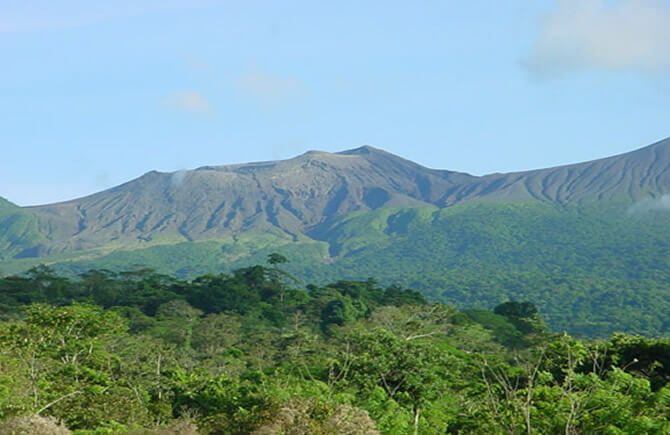Volcan Rincon de la Vieja sans fumerolles visibles, entouré de forêt tropicale au Costa Rica