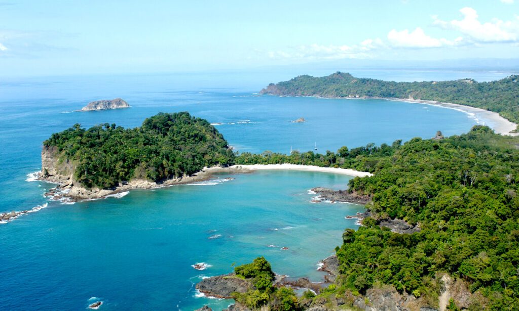 Vue aérienne du parc Manuel Antonio avec criques, forêt tropicale et plages, Costa Rica