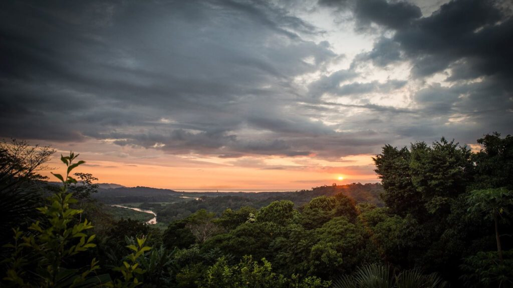 Coucher de soleil sur la forêt tropicale et la rivière Tarcoles au Costa Rica