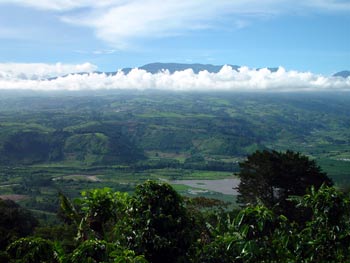 Vue panoramique de la vallée d'Orosi au Costa Rica, champs verdoyants et montagnes couvertes de nuages