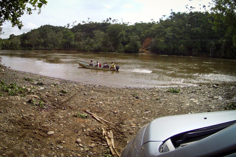 Barque avec passagers traversant une rivière, véhicule 4x4 au premier plan, péninsule d'Osa, Costa Rica