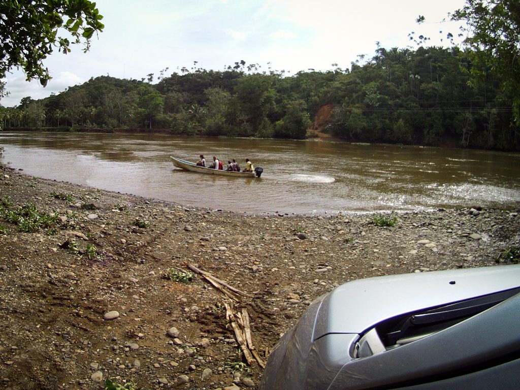 Barque avec passagers traversant une rivière, véhicule 4x4 au premier plan, péninsule d'Osa, Costa Rica