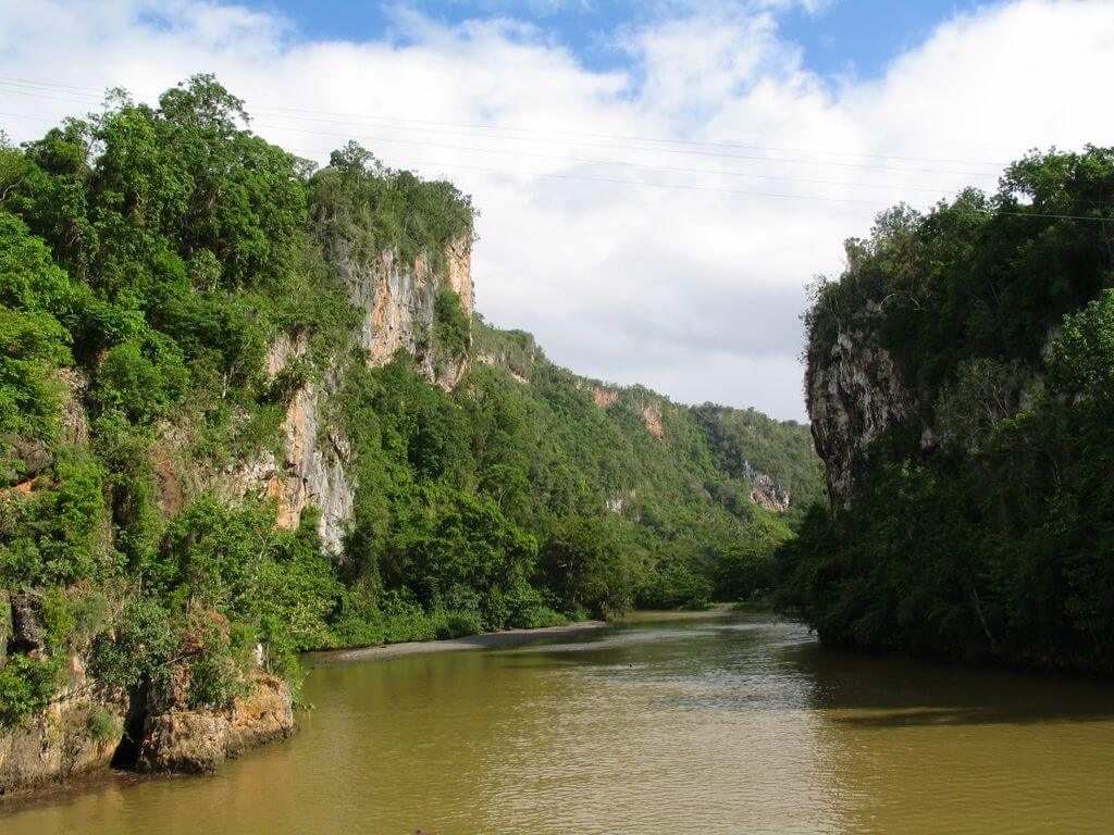 Rivière encaissée entre falaises calcaires boisées près de Baracoa, Cuba
