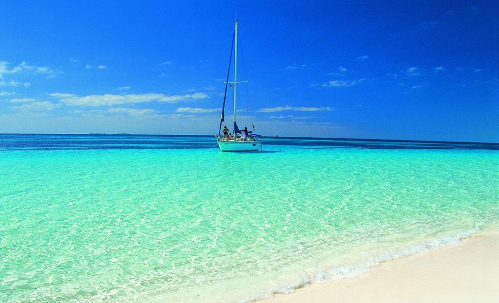 Voilier ancré dans les eaux turquoise près de la plage de Cayo Largo del Sur, Cuba