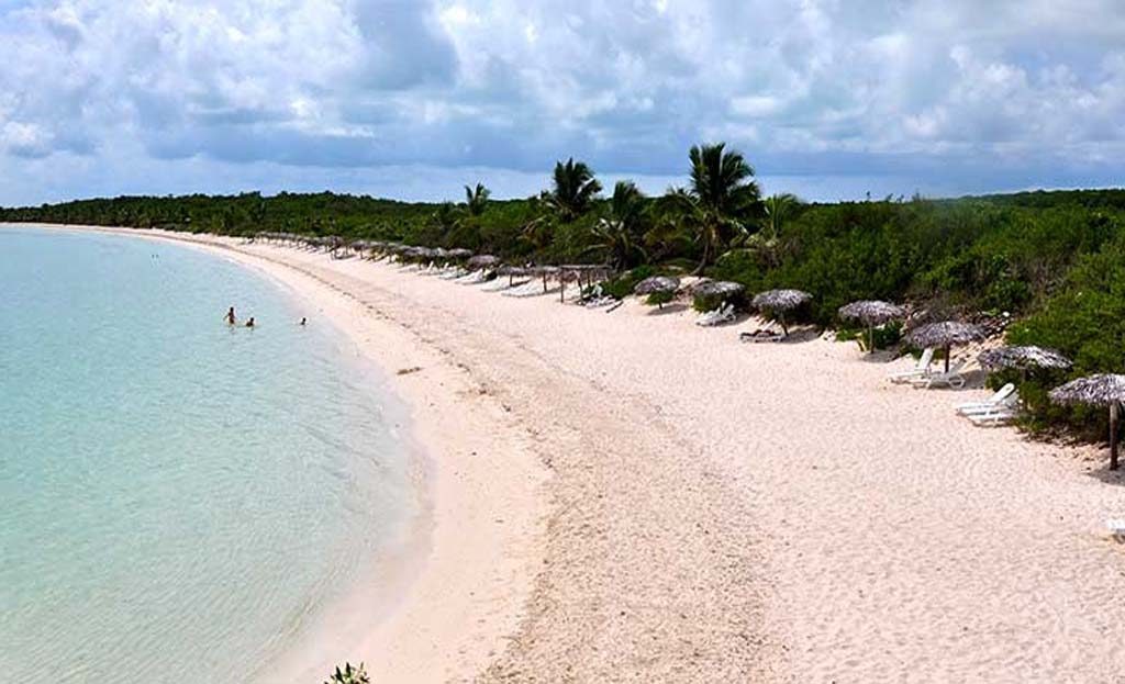 Plage de sable blanc et eaux turquoise des cayos cubains dans les Caraïbes