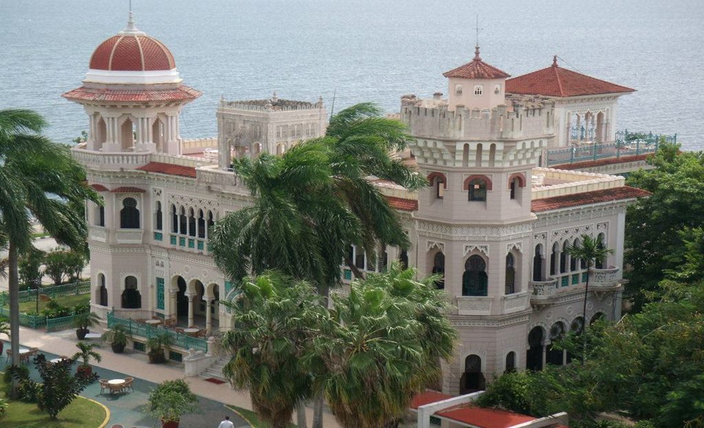 Palais Valle de style mauresque en bord de mer à Cienfuegos, Cuba, entouré de palmiers