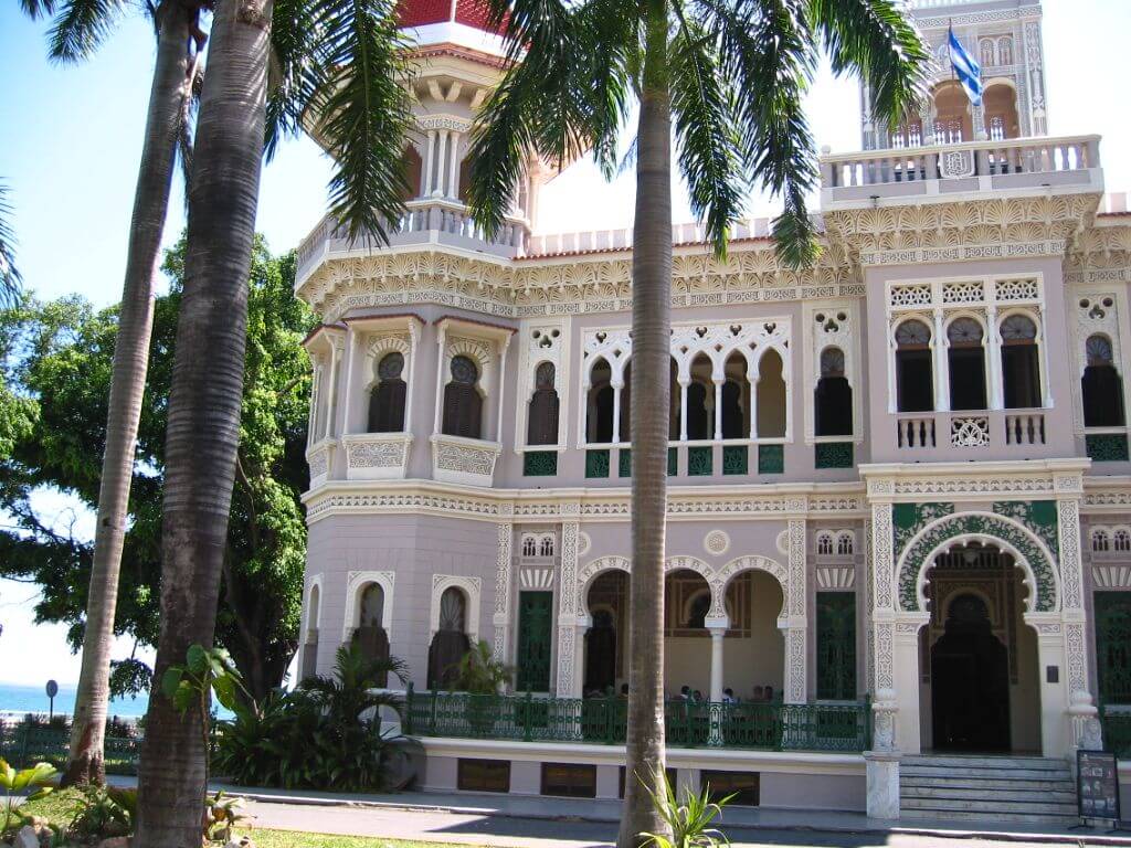 Palais de Valle à Cienfuegos, architecture mauresque ornementée entourée de palmiers, Cuba