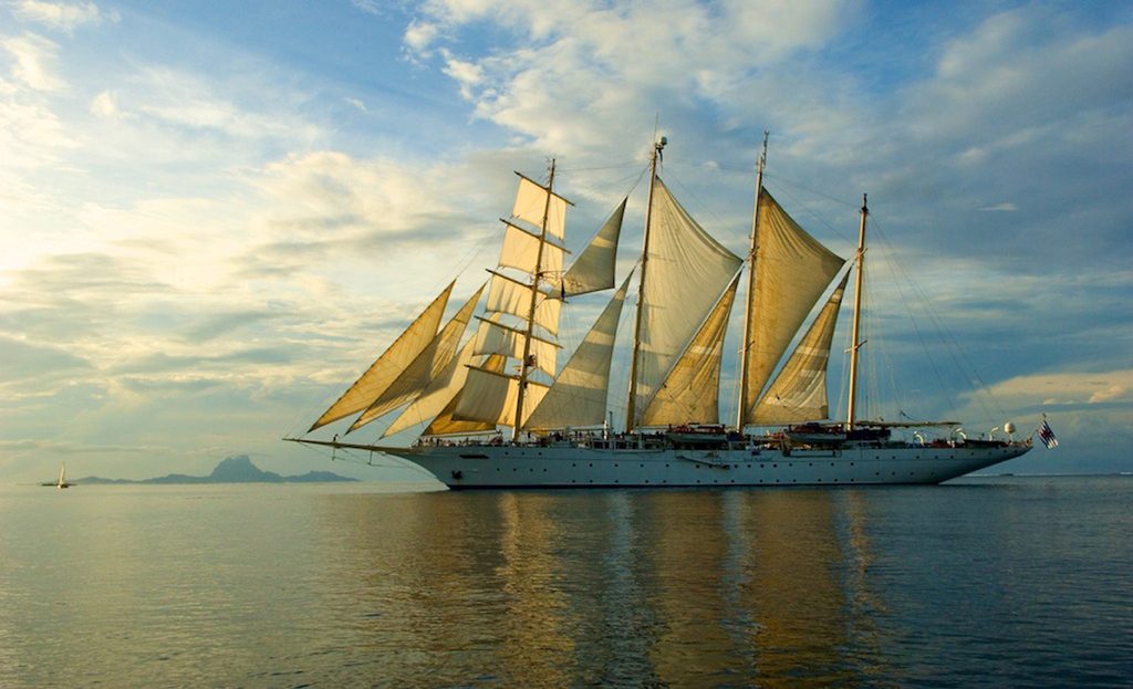 Grand voilier à plusieurs mâts naviguant en mer près de Cuba au coucher du soleil