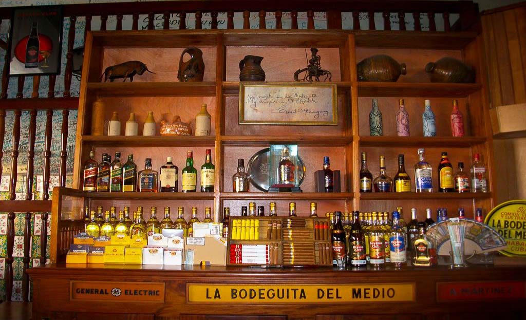 Bar de La Bodeguita del Medio à La Havane avec bouteilles de rhum et cigares exposés