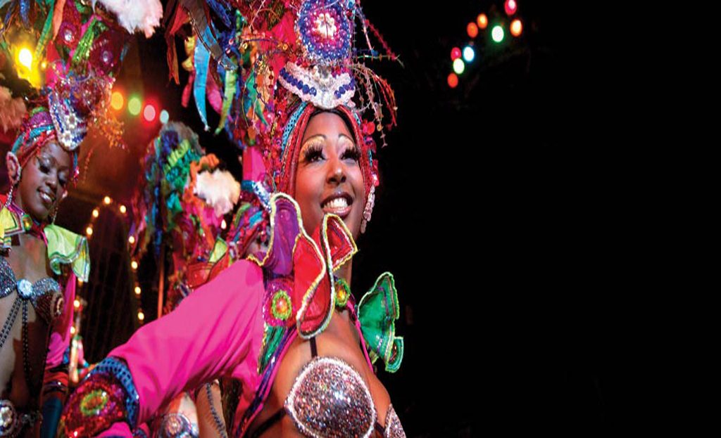 Danseuses cubaines en costume de carnaval coloré à plumes lors d'un spectacle nocturne à Cuba