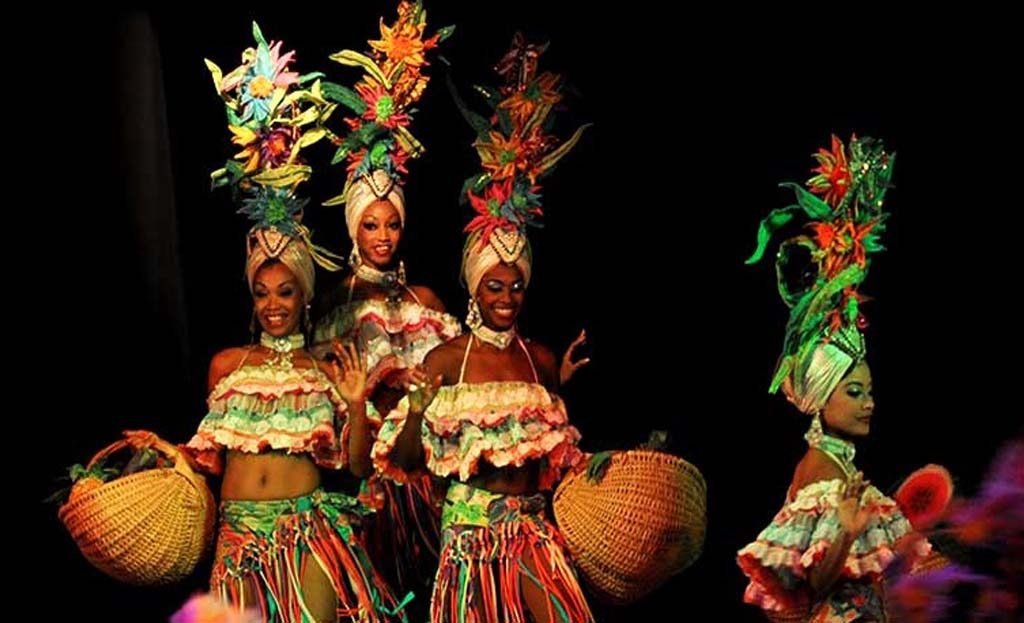 Danseuses cubaines en costumes colorés et coiffes fleuries lors d'un spectacle de cabaret à La Havane