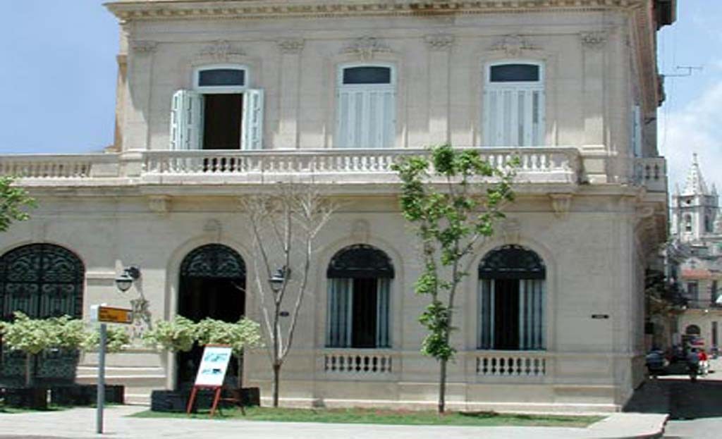 Façade coloniale ornée avec balcons et fenêtres cintrées dans une rue de La Havane, Cuba