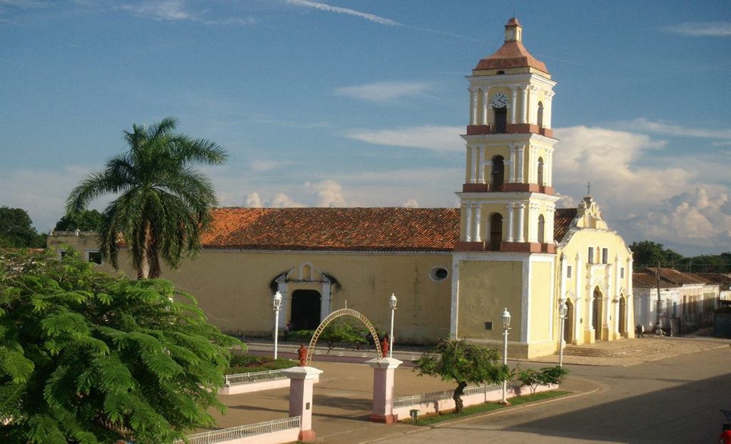 Église coloniale jaune avec clocher à horloge et toit de tuiles à Remedios, Cuba