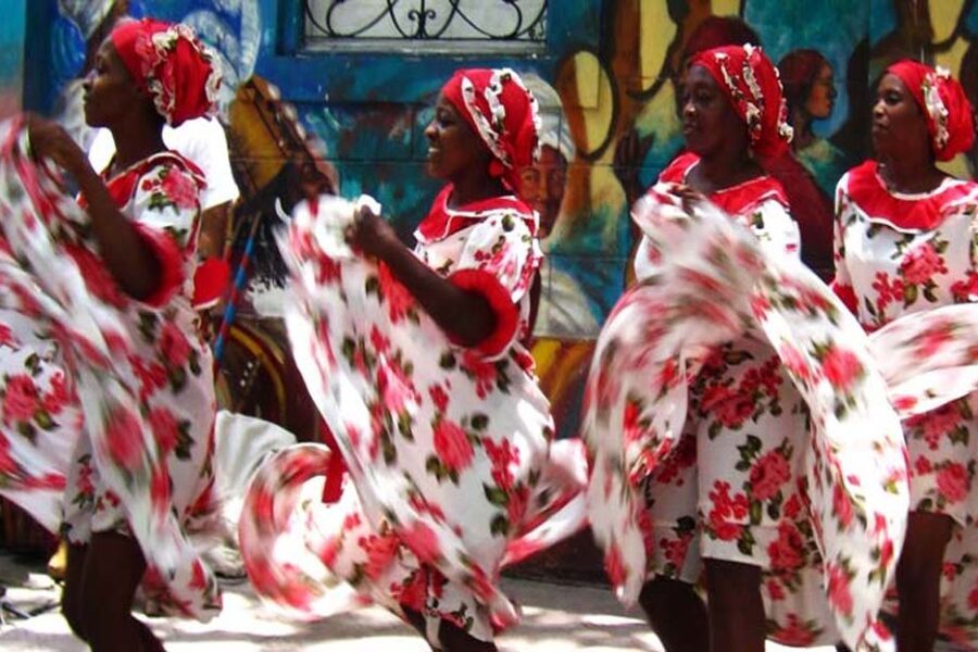 Danseuses cubaines en robes fleuries à Santiago de Cuba lors d'une danse traditionnelle folklorique