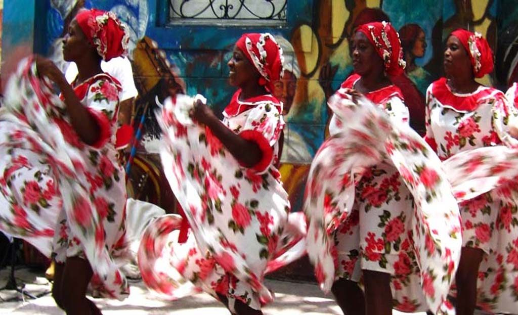 Danseuses cubaines en robes fleuries à Santiago de Cuba lors d'une danse traditionnelle folklorique