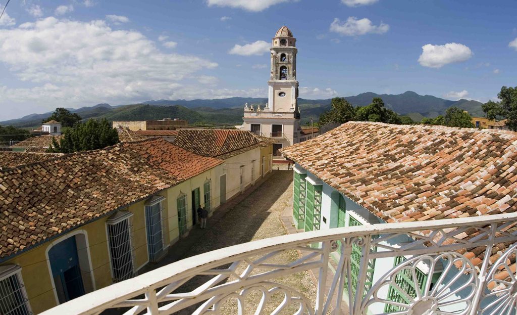Vue aérienne de toits en tuiles et clocher à Trinidad, Cuba, entouré de montagnes