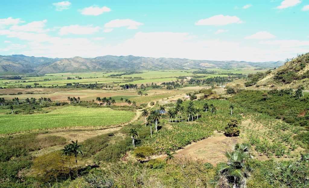 Vue panoramique de la vallée des Sucreries près de Trinidad, Cuba, avec champs et montagnes