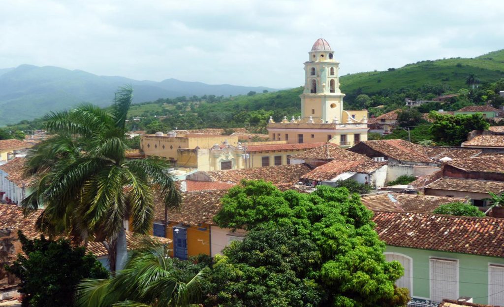 Vue aérienne de Trinidad, Cuba, toits en tuiles, clocher et collines verdoyantes en arrière-plan