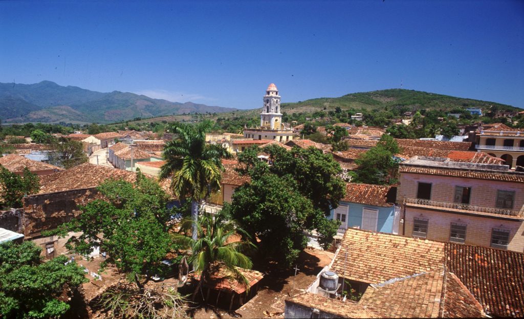 Vue panoramique des toits de tuiles rouges de Trinidad et clocher de San Francisco, Cuba
