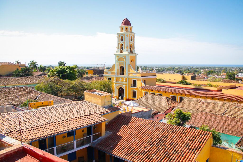 Vue aérienne du clocher jaune de l'église et des toits en tuiles rouges de Trinidad, Cuba
