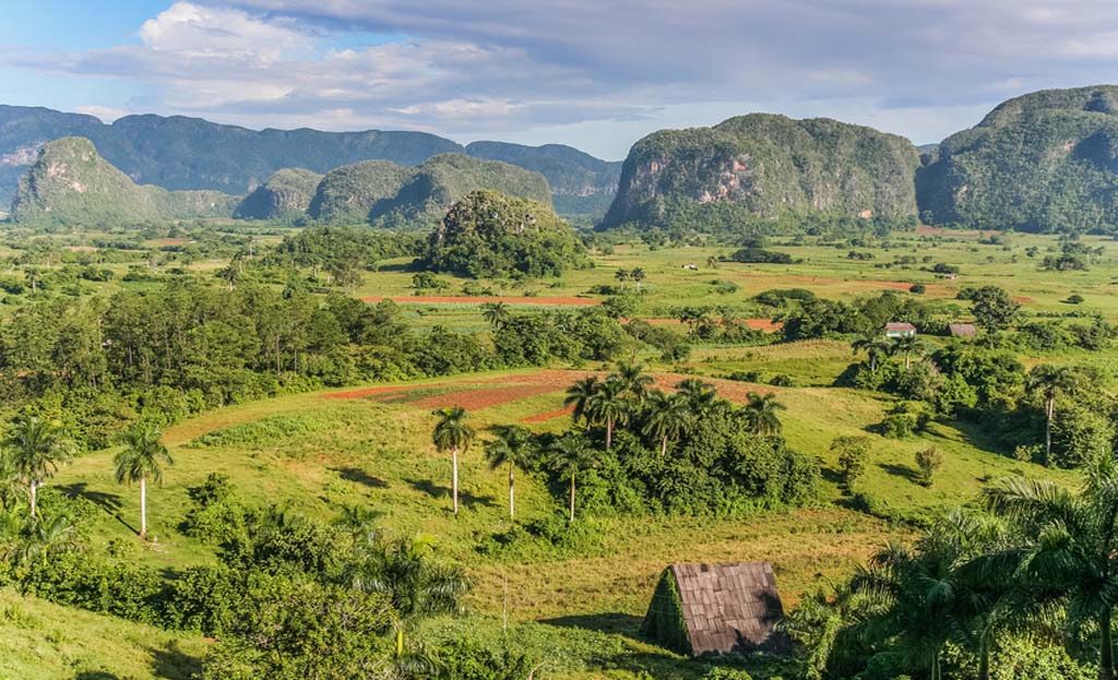 Vue panoramique de la vallée de Viñales à Cuba, mogotes karstiques et champs cultivés