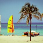 Plage de Varadero à Cuba avec voiliers Hobie Cat, palmiers et planche à voile sur mer turquoise