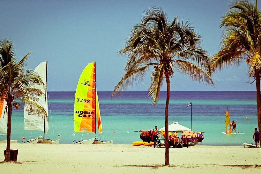 Plage de Varadero à Cuba avec voiliers Hobie Cat, palmiers et planche à voile sur mer turquoise