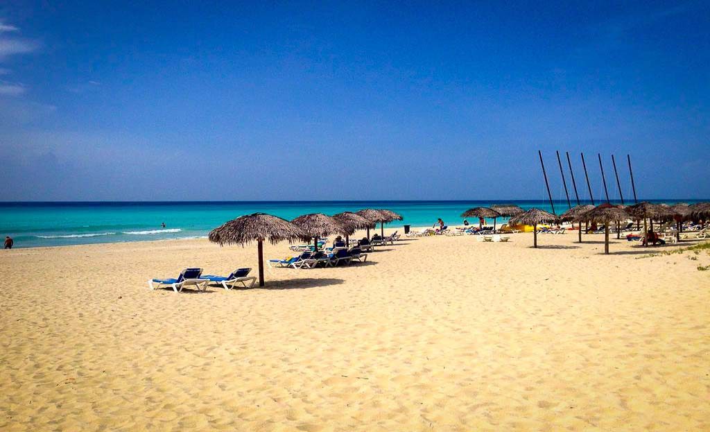 Transats face à la mer turquoise et sable blanc de Varadero à Cuba