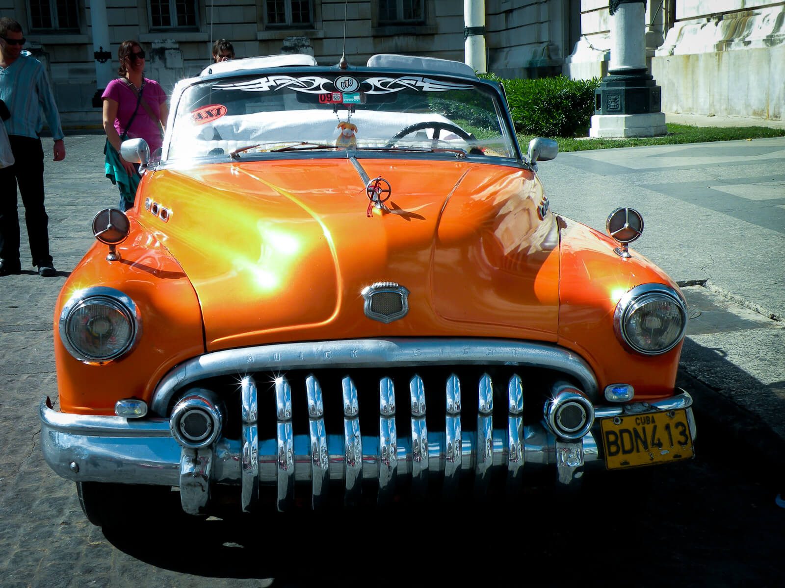 Voiture ancienne orange Buick décapotable garée dans une rue de La Havane, Cuba